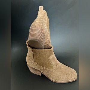 Crown Vintage Sz 6 bootie.